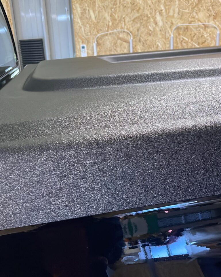 ハイラックスの荷台のカバー。